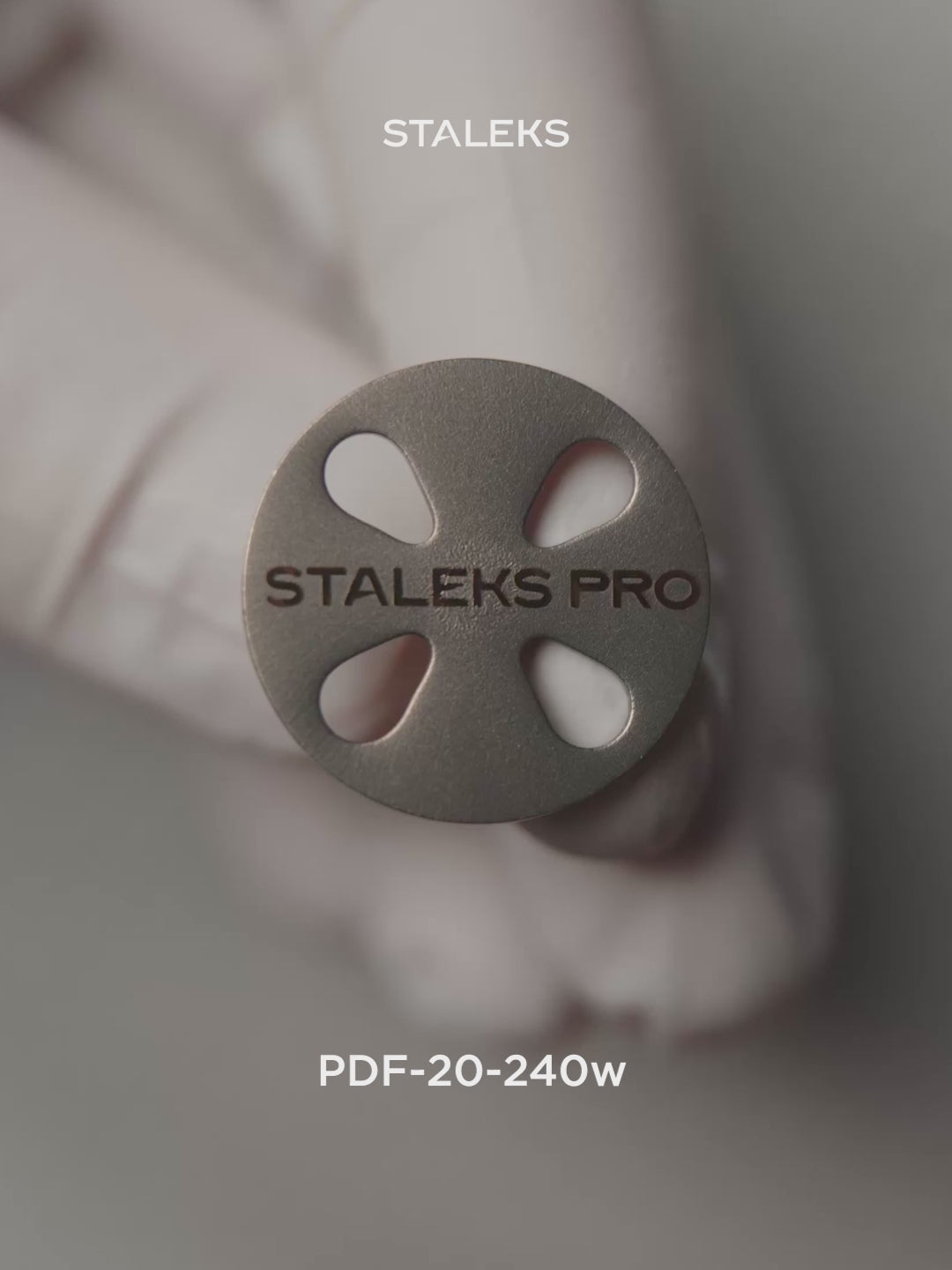 Videoyu Yükle: STALEKS EXPERT 20 PODODISC M PODODISC pedikür diski için yapışkan zımpara, 240 grit 20 mm (50 adet)